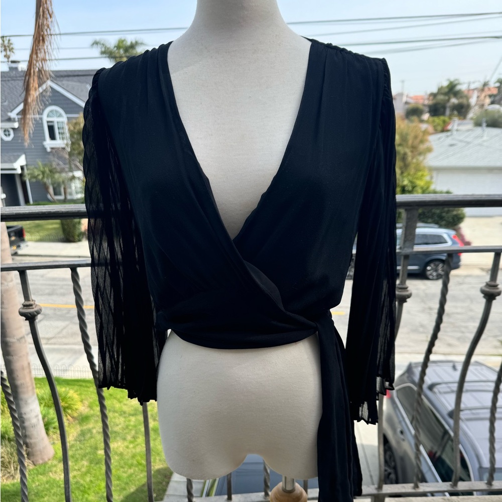 EUC Alice + Olivia pleated sleeve wrap top